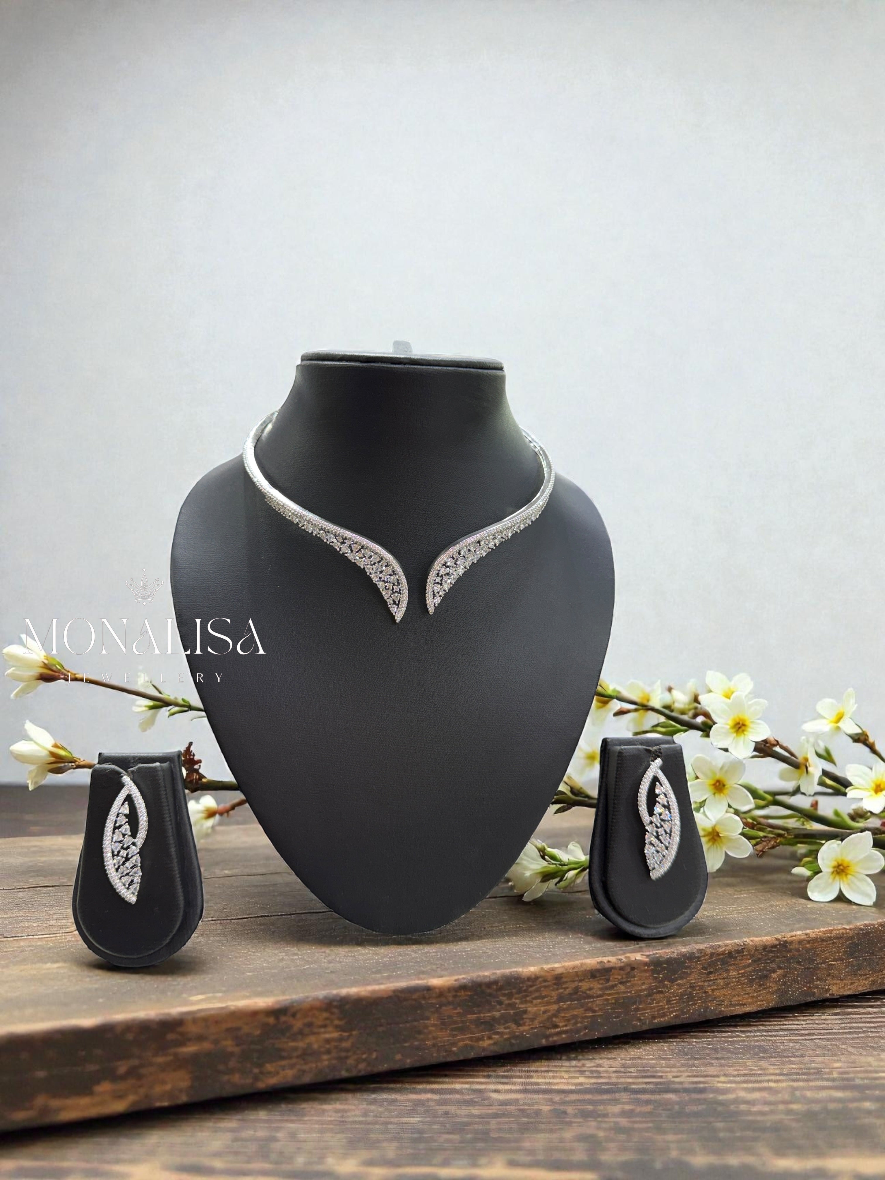 Vinara silver Diamond Hasli Necklace Set