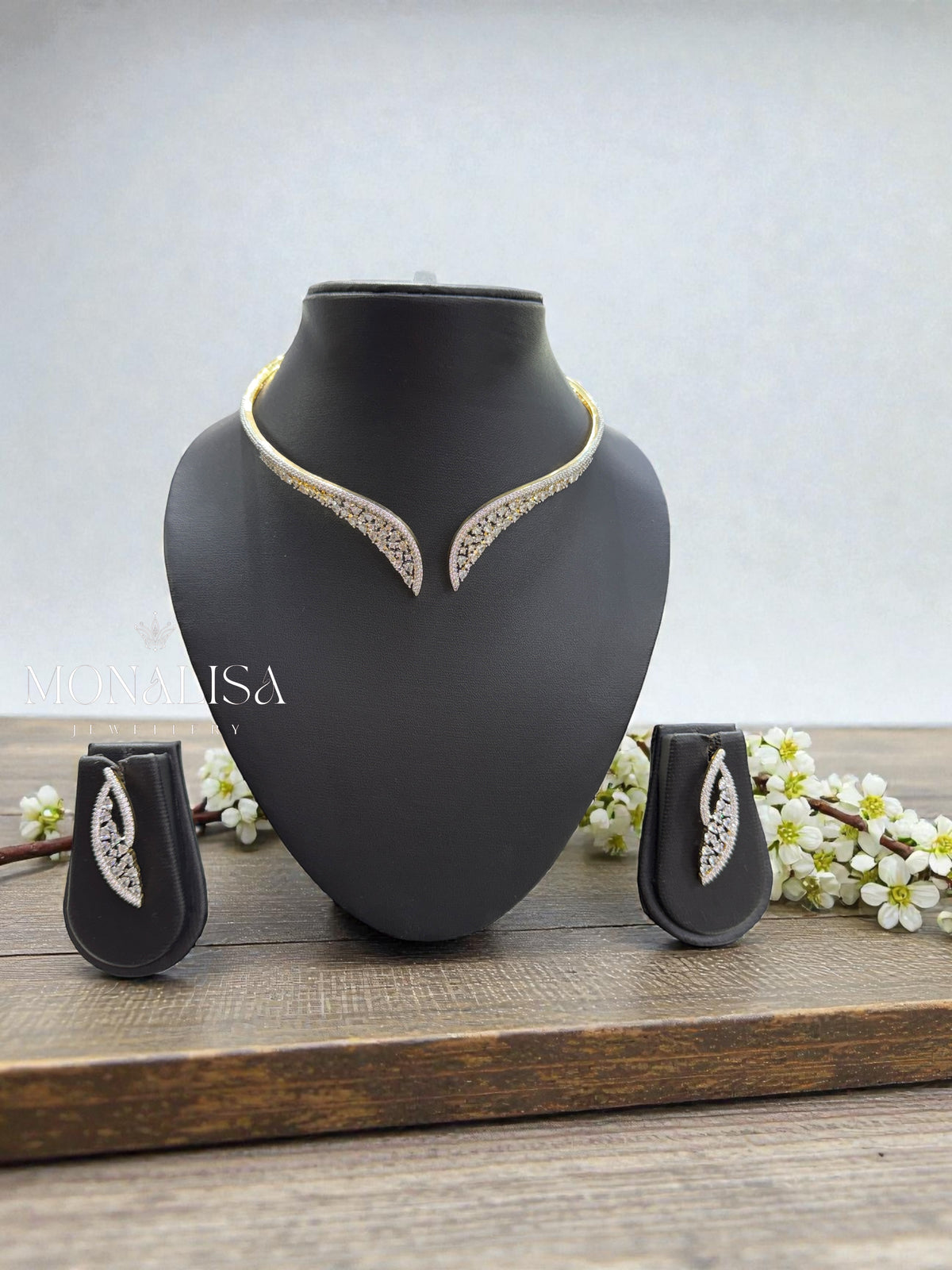Vinara golden Diamond Hasli Necklace Set